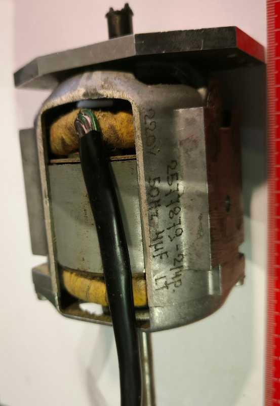 starší motorek 2577879-2/4p 220V 50Hz 4uF, netestován   .. cena na dotaz / price on request