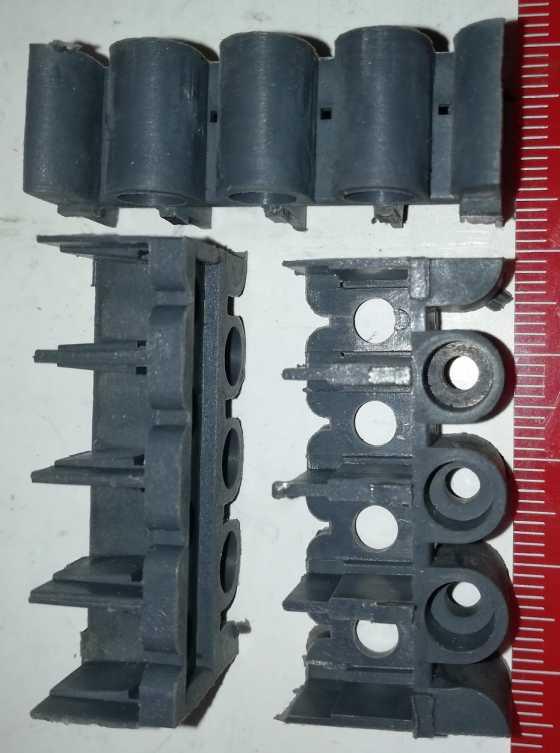 plast z neupřesněného konektoru, bez pinu (009)