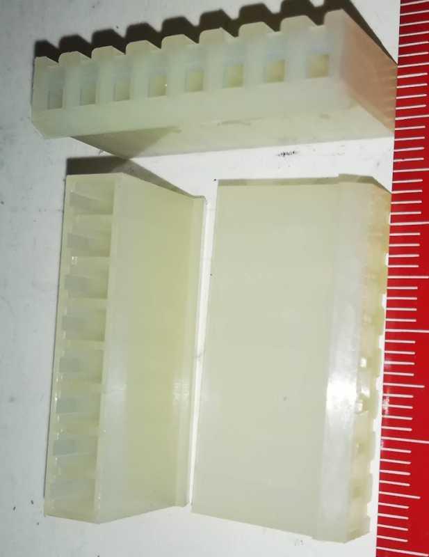 plast z neupřesněného konektoru, bez pinu (010)