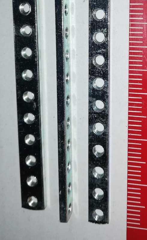 plechová tyčka s otvory na šroubky (006), délka 425mm, spojovací díl z krabic