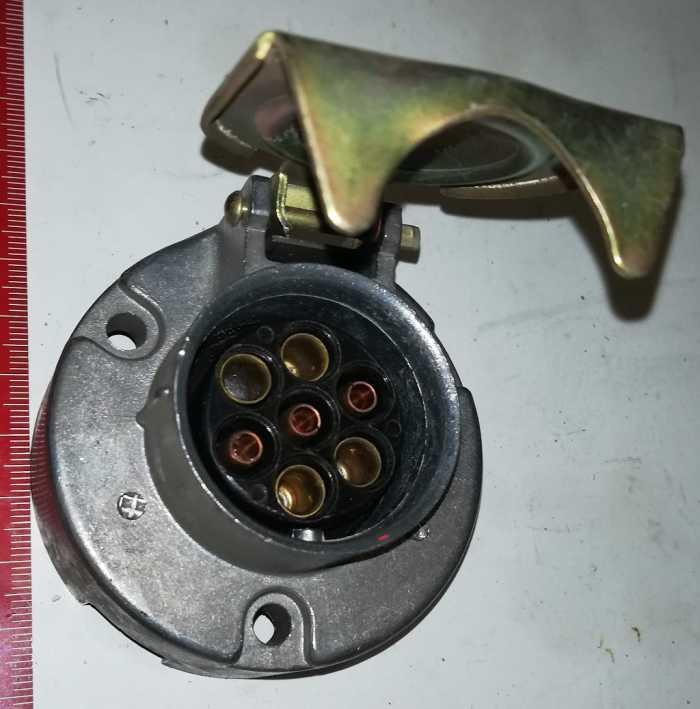 zásuvka na auto pro připojení přívesu - starý typ - 7pin