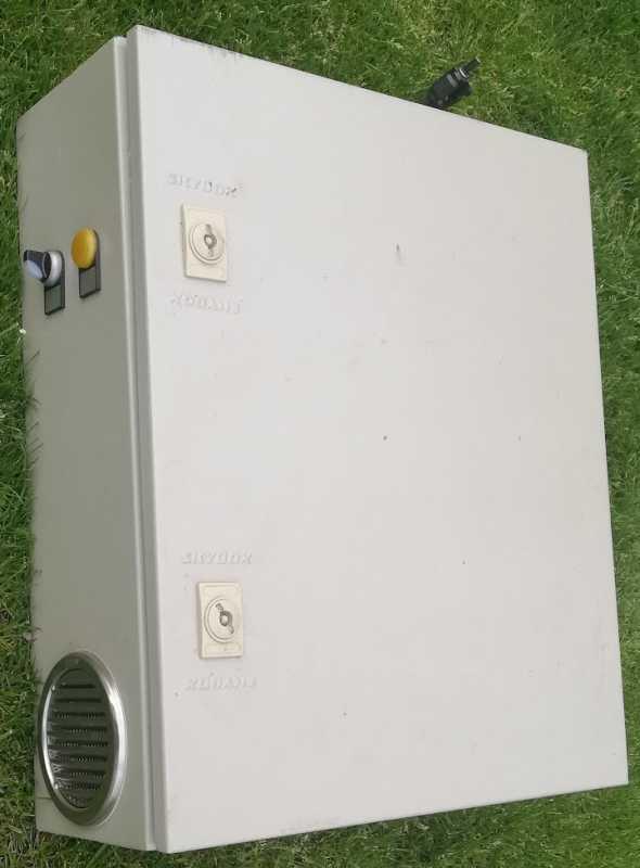 není skladem - plechová rozvaděčová skříň 50x60x20cm, starší, 16,2kg