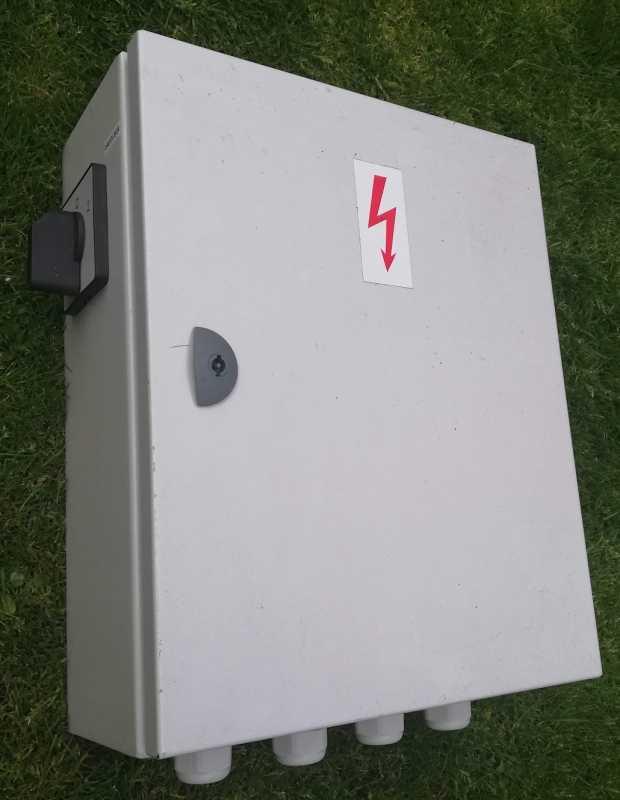 není skladem - kovová rozvaděčová skříň 50x40x20cm, starší. s přepínačem a izolátory, 16,5kg