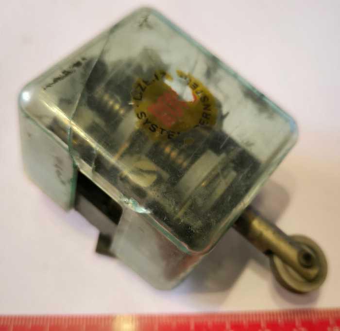 spínač PE2R  .. použitý / used   .. cena na dotaz / price on request