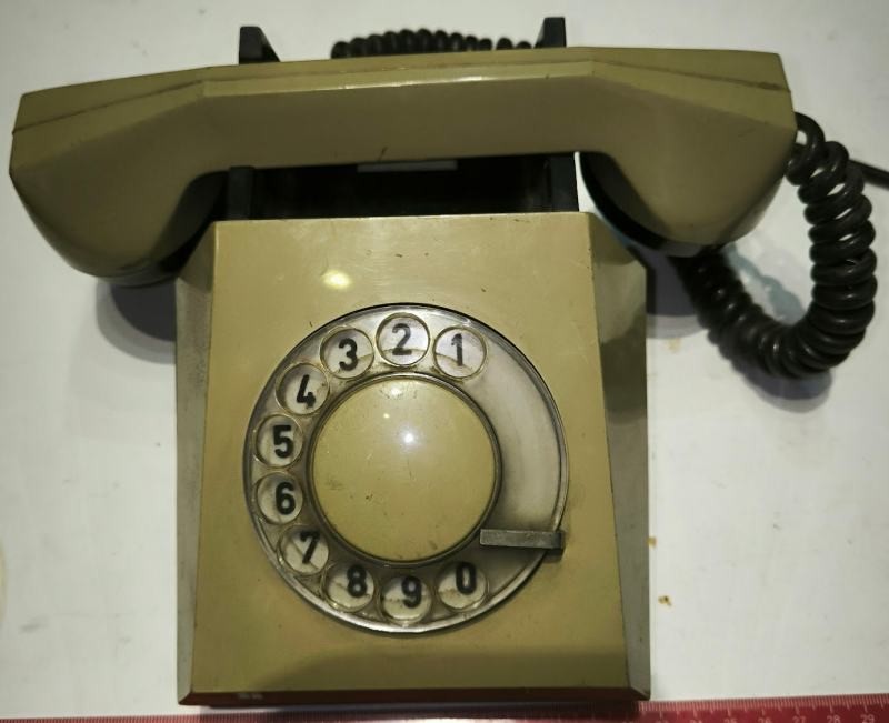 telefon-002 - starý telefonní přístroj, na památku  .. cena na dotaz / price on request