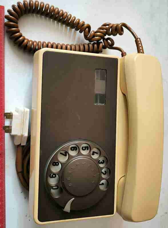 telefon-004 - starý telefonní přístroj,Tesla Strokov, na památku .. cena na dotaz / price on request