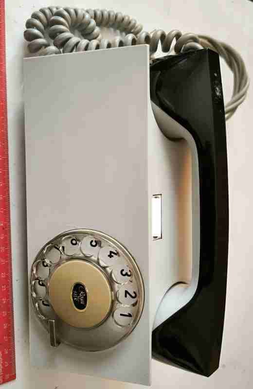 telefon-005 - starý telefonní přístroj, na památku  .. cena na dotaz / price on request