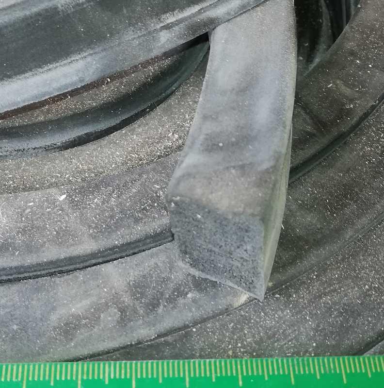 těsnící provaz - těsnění neupřesněný typ, nějaká měkká guma, průřez 30x20mm  .. balení 4,9metrů za 300Kč