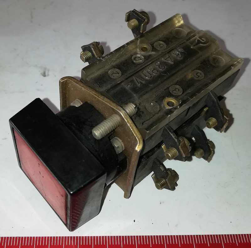 tlacitko-007 - červené, starší typ, dle foto   .. cena na dotaz / price on request