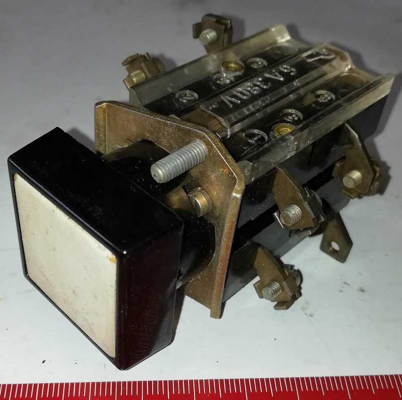 tlacitko-008 - bílé, starší typ, dle foto   .. cena na dotaz / price on request