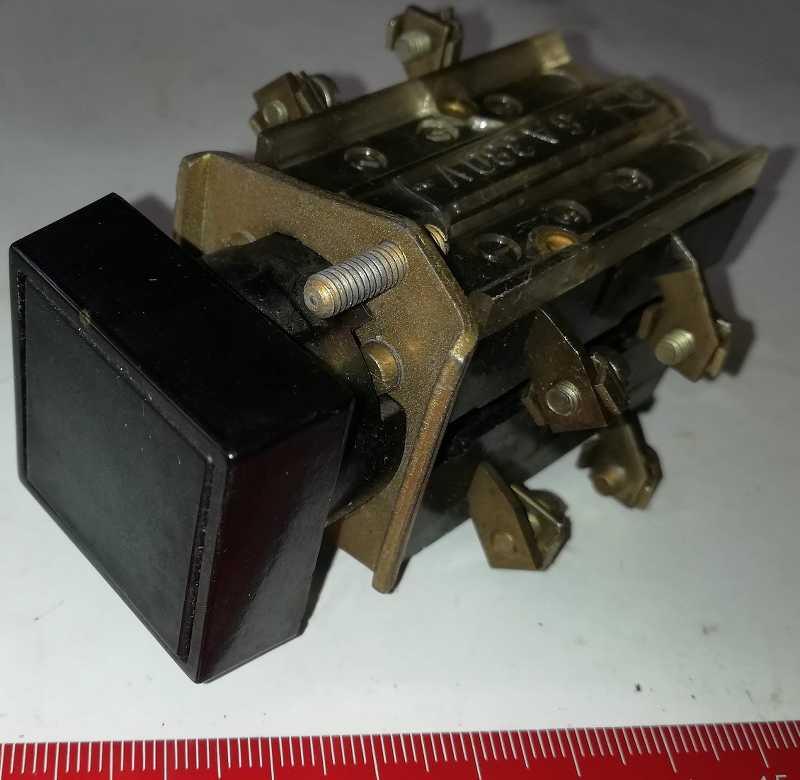 tlacitko-009 - černé, starší typ, dle foto   .. cena na dotaz / price on request