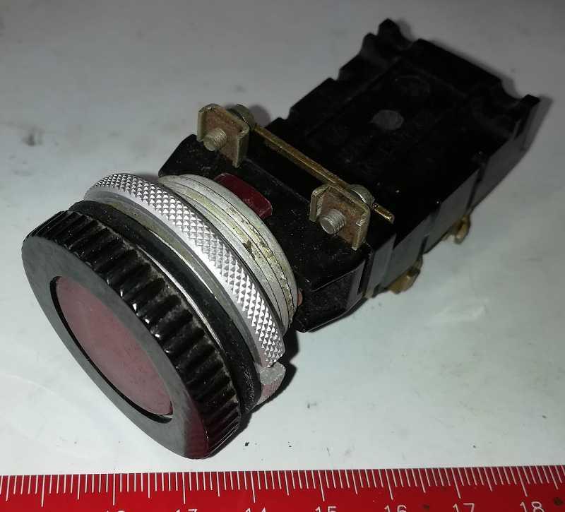 tlacitko-011 - červené, starší typ, dle foto   .. cena na dotaz / price on request