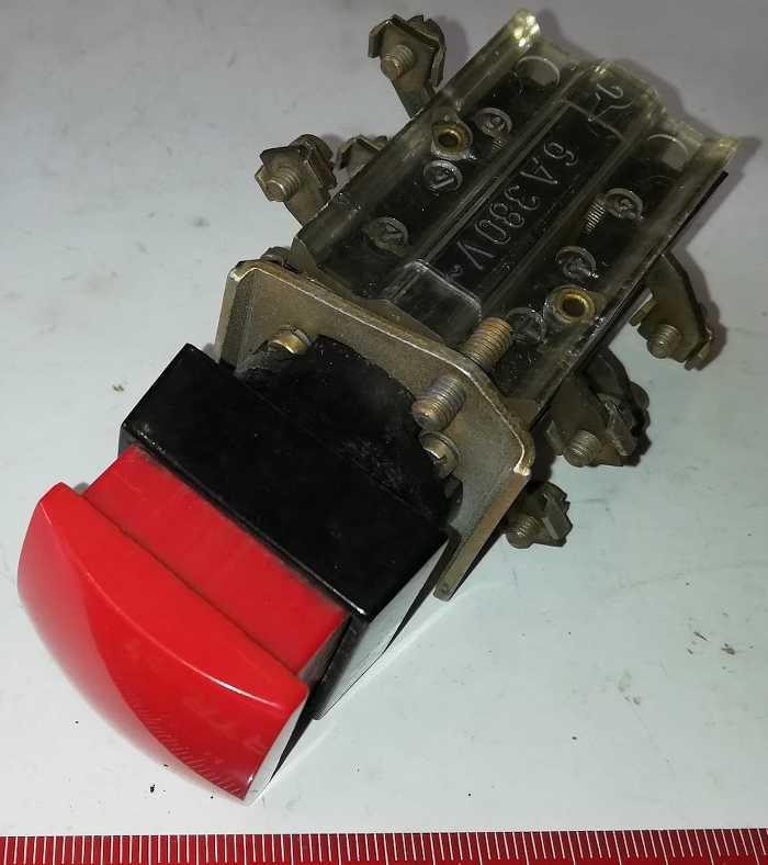 tlacitko-012 - červené, starší typ, dle foto   .. cena na dotaz / price on request