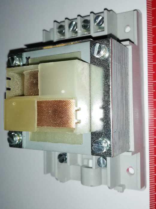 transformátor asi zvonkový, 4+4+8V na ND, starší typ, nutno proměřit, bez záruky