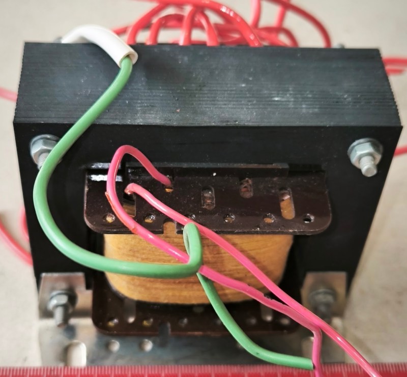 trafo-140 - transformátor 220V/ ?V,  80VA,  z demontáže, určeno na náhradní díly, dle foto, 1,8kg