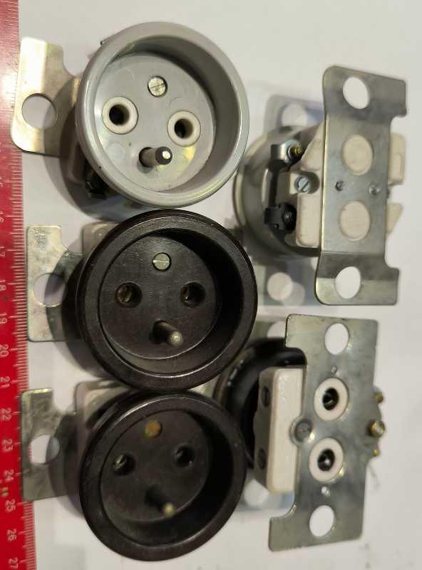 zásuvky na panel, starší typ, z demontáže .. balení 5ks