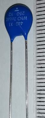 C radial 2,5nF 250V AC Y2 X1 WYO - VISHAY - WY0252MCMBFOKR .. balení 100ks